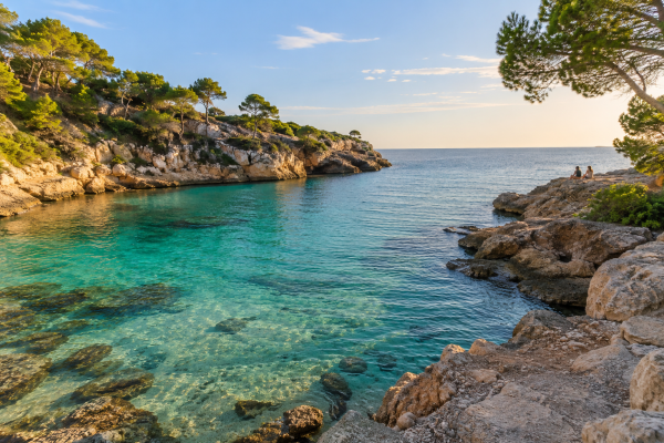 Blog 1 Cala del sur de Mallorca en octubre con agua transparente, pinos y casi sin gente